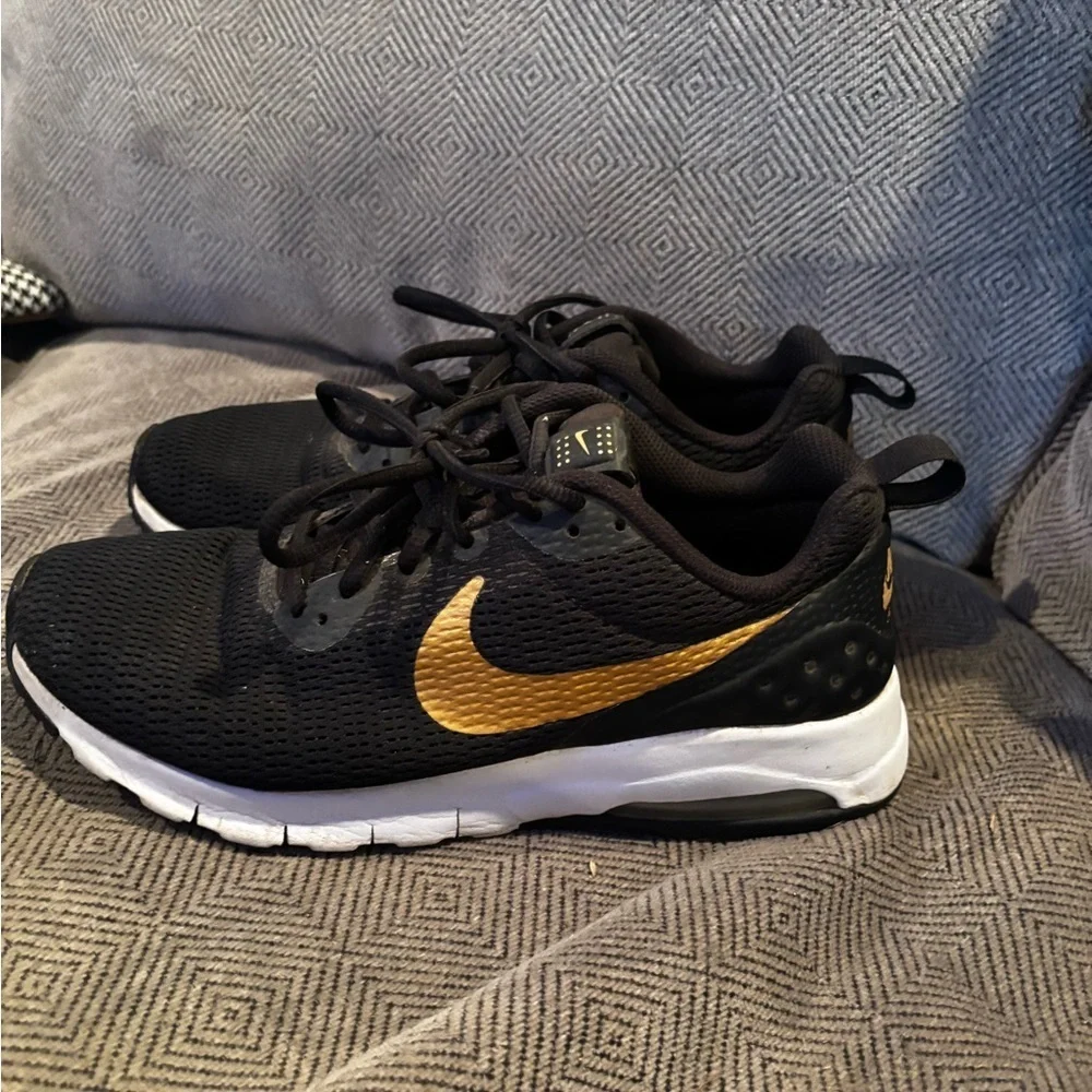 Nike Black and gold Women's Sneakers shoes 8.5 running A00501